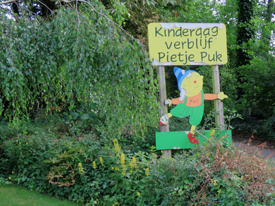 915103 Afbeelding van het naambord bij de toegang van het kinderdagverblijf 'Pietje Puk' (Thematerweg 16) te Vleuten ...